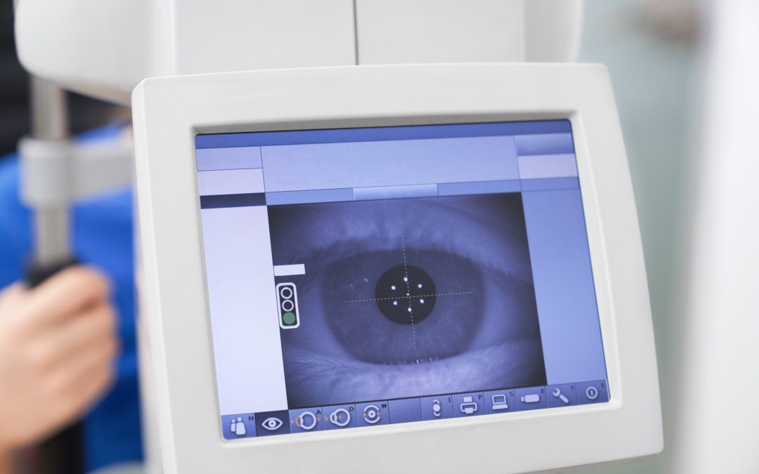 Eye diagnosis on eye test machine with screen